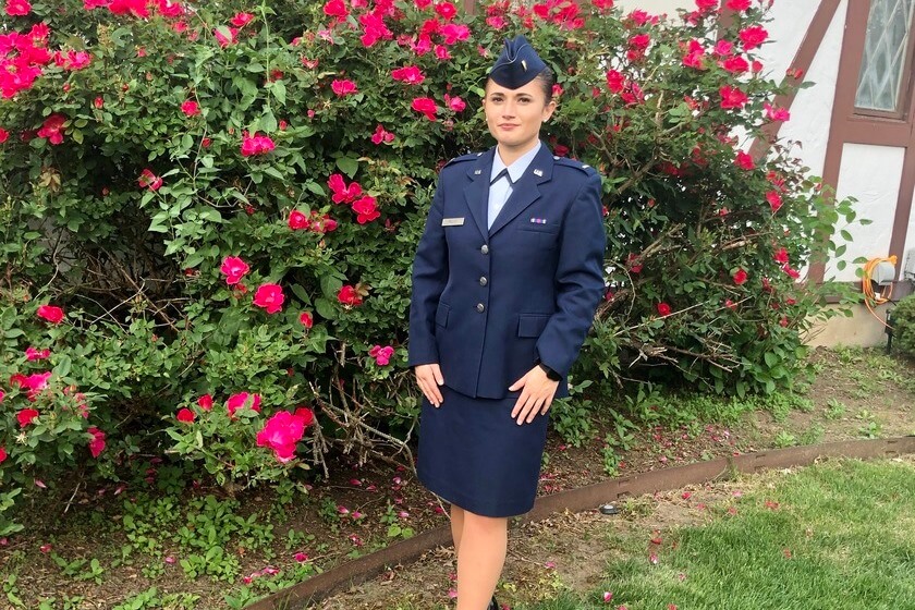 辛迪·鲁洛身穿空军制服站在一座花园前